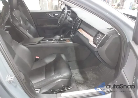 2024 Volvo S60 B5 Plus Dark Theme z USA, uszkodzony, nr VIN 7JRL12FL8RG303217